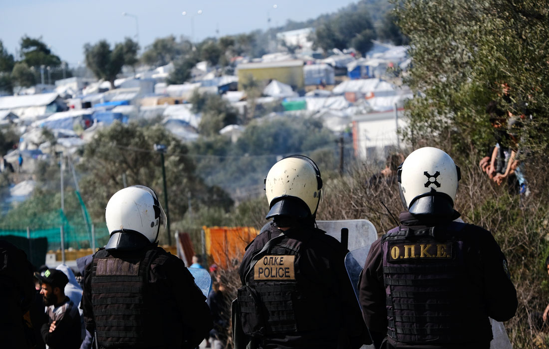 Греческие власти сообщили, что турецкая полиция также использует слезоточивый газ, причем против коллег из Греции, находящихся по другую сторону границы