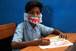 5 марта. В Индии школьники мастерят самодельные маски для защиты от коронавируса