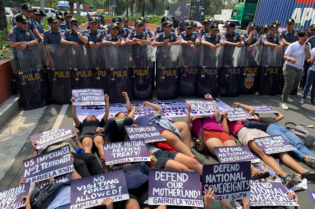 Филиппинские члены женской партии Габриэла провели демонстрацию у посольства США в Маниле