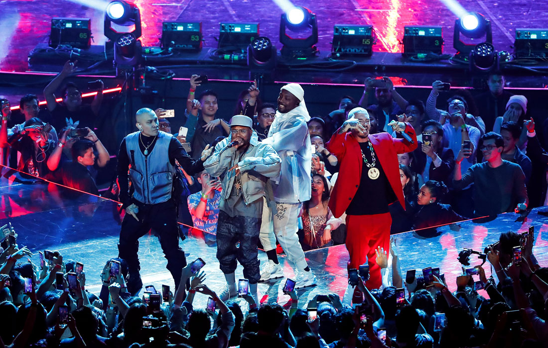 В Мехико прошла церемония Spotify Awards 2020. На фото: группа Black Eyed Peas и колумбийский певец J Balvin.
