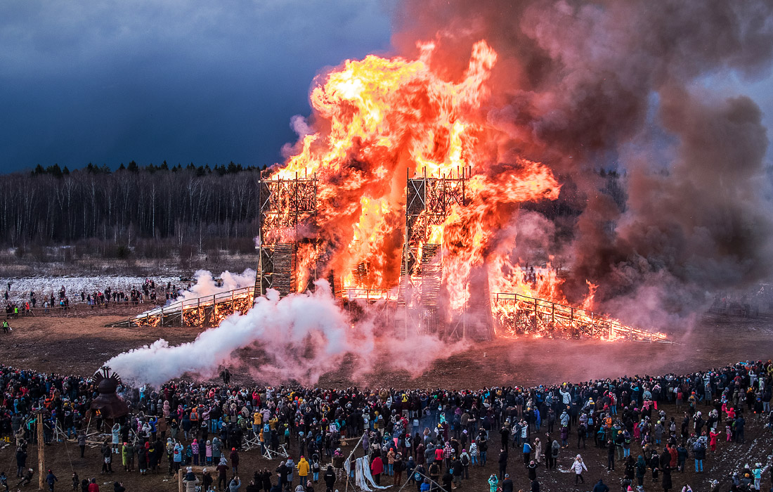 Сожжение арт-объекта в парке Никола-Ленивец в Калужской области