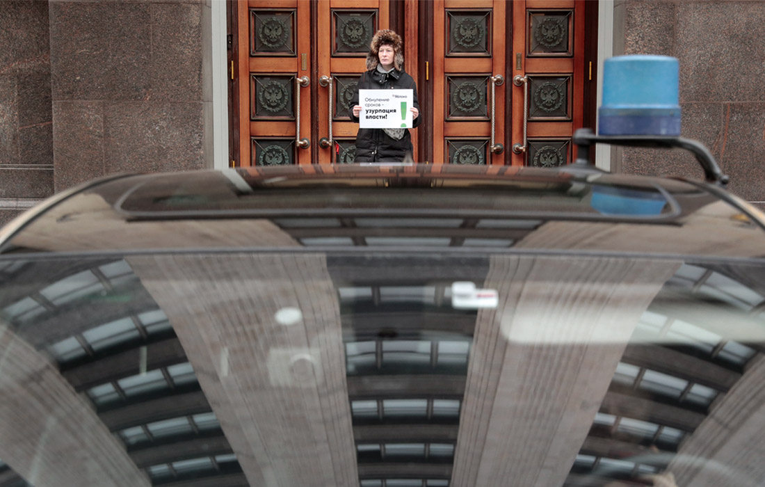 У здания Госдумы в центре Москвы прошли одиночные пикеты против принятия поправок к Конституции