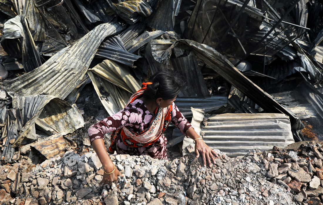 Как минимум десять тысяч человек лишились крова в результате пожара в трущобах столицы Бангладеш