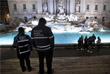 В Риме из-за коронавируса туристам запретили стоять у фонтана Треви. Таким образом в городе борются с большими скоплениями людей, способствующими распространению вируса.