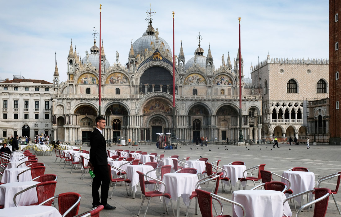 Владельцы ста ресторанов в Милане, входящих в объединение ресторанных брендов Италии, также решили закрыть свои заведения. Бары и рестораны могут продолжать работать при условии, что между посетителями обеспечено расстояние не менее одного метра. На фото: пустой ресторан на площади Сан-Марко в Венеции.