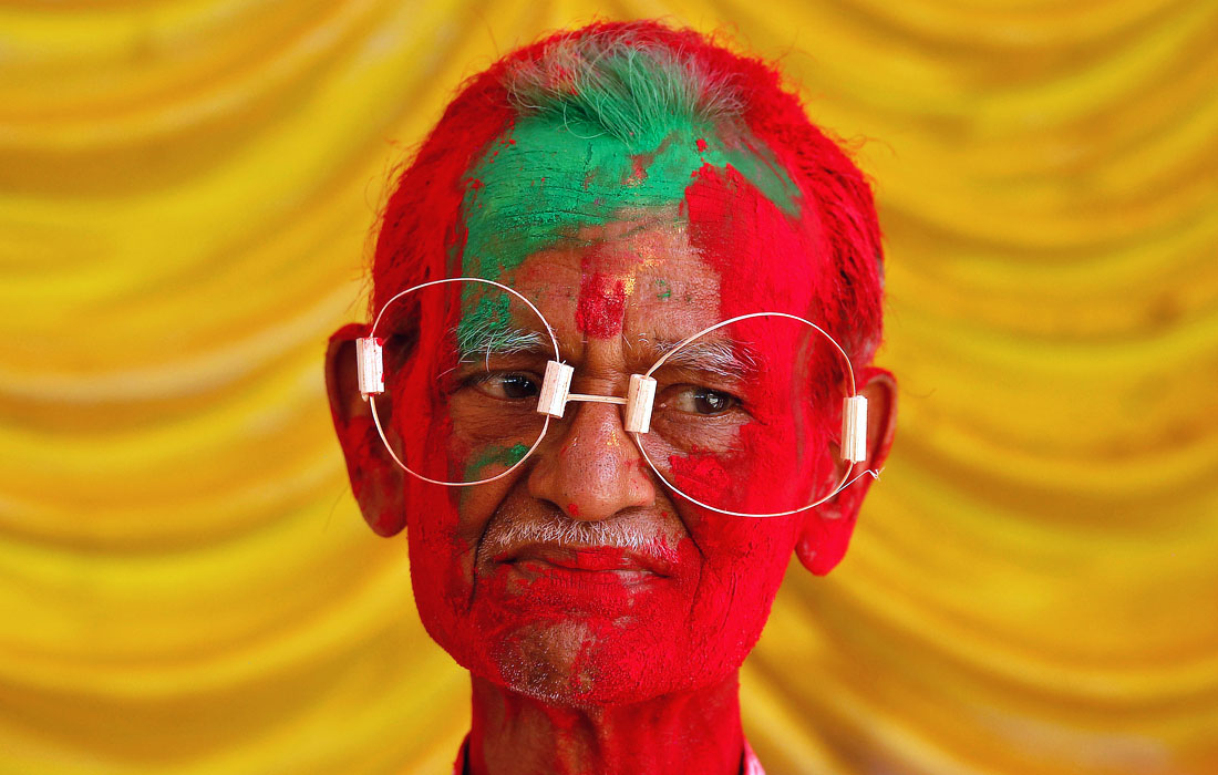 Новости холе. Фестиваль красок в Индии. Мужчина в смешных очках фото фестиваль. Красочный фестиваль.