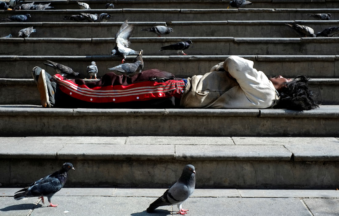 Мужчина спит на площади в Ла-Пасе, Боливия