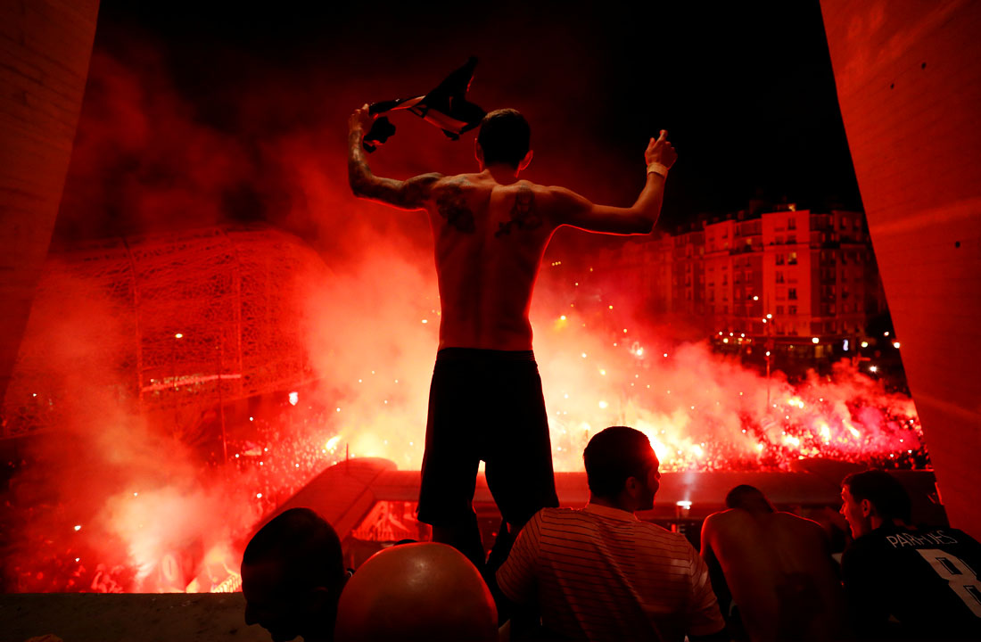 Футболисты ПСЖ отмечают победу со своими болельщиками. Париж, Франция.