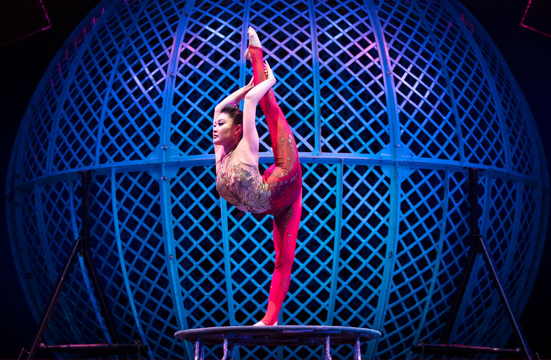 Выступление артиста из цирка Берсерк в Эдинбурге, Шотландия