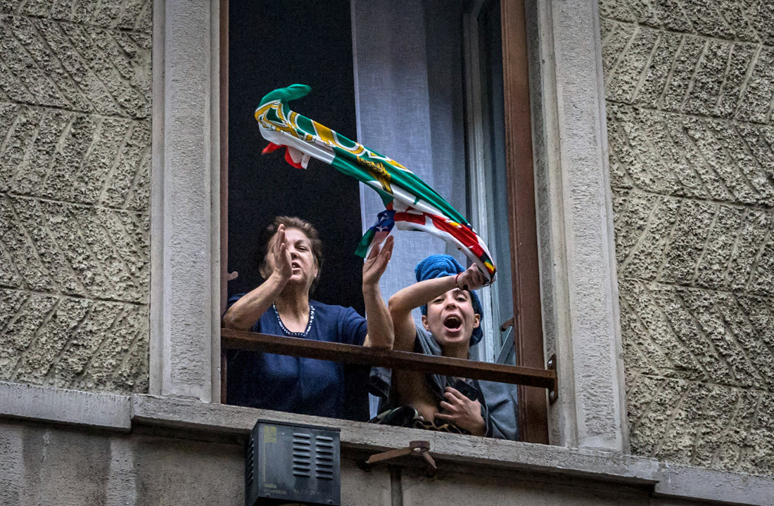 15 марта. Жители Италии, вынужденные сидеть дома из-за эпидемии коронавирусной инфекции, принимают участие в музыкальном флешмобе. Люди выходят на балконы и начинают петь, танцевать и играть на музыкальных инструментах.