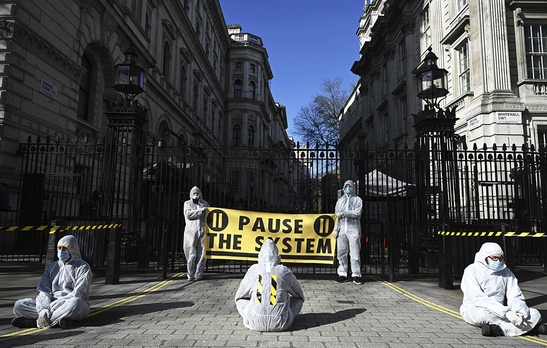 Активисты провели демонстрации возле Даунинг-стрит в Лондоне с призывом к властям следовать рекомендациям ВОЗ на фоне распространения коронавируса