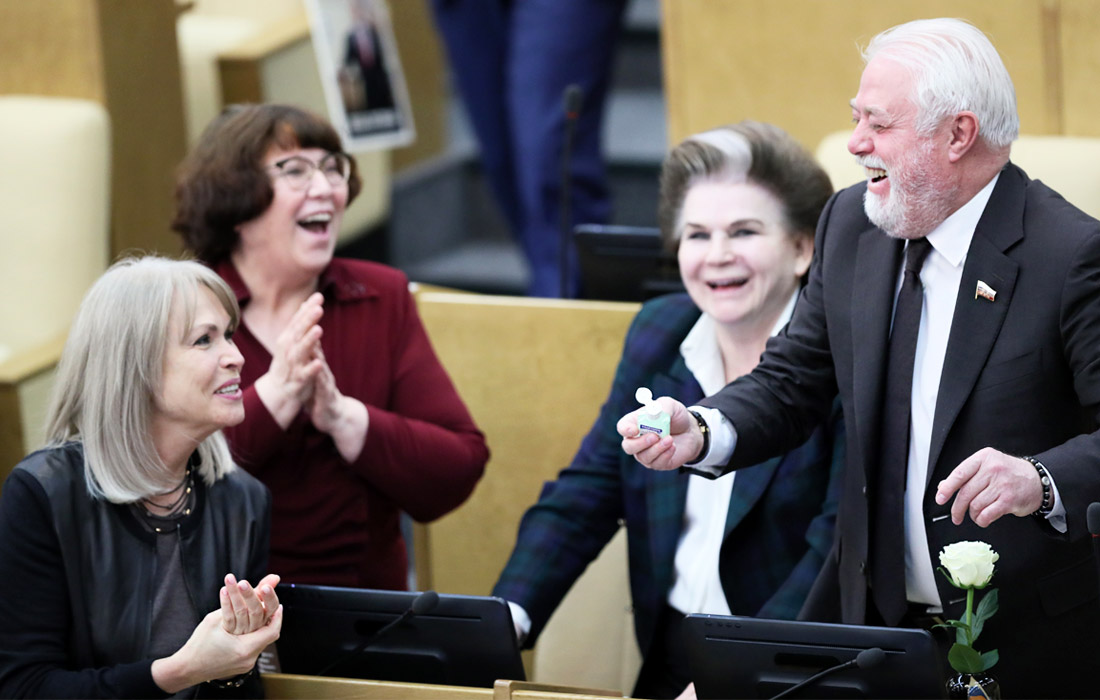 В Госдуме ужесточили порядок пропуска на заседания комитетов и отменили собрания с участием сторонних экспертов. В здании установили диспенсеры с антисептиками, трижды в день проводится дезинфекция в местах наибольшего скопления людей.