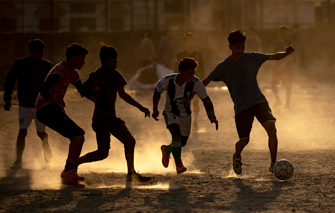 Правительство Непала рассматривает вопрос о досрочном завершении учебного года из-за угрозы распространения коронавируса. На фото: школьники играют в футбол в Катманду.