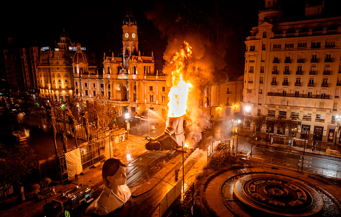 Традиционное сжигание фигур из папье-маше на ежегодном фестивале "Лас Фальяс" в Валенсии прошло без зрителей