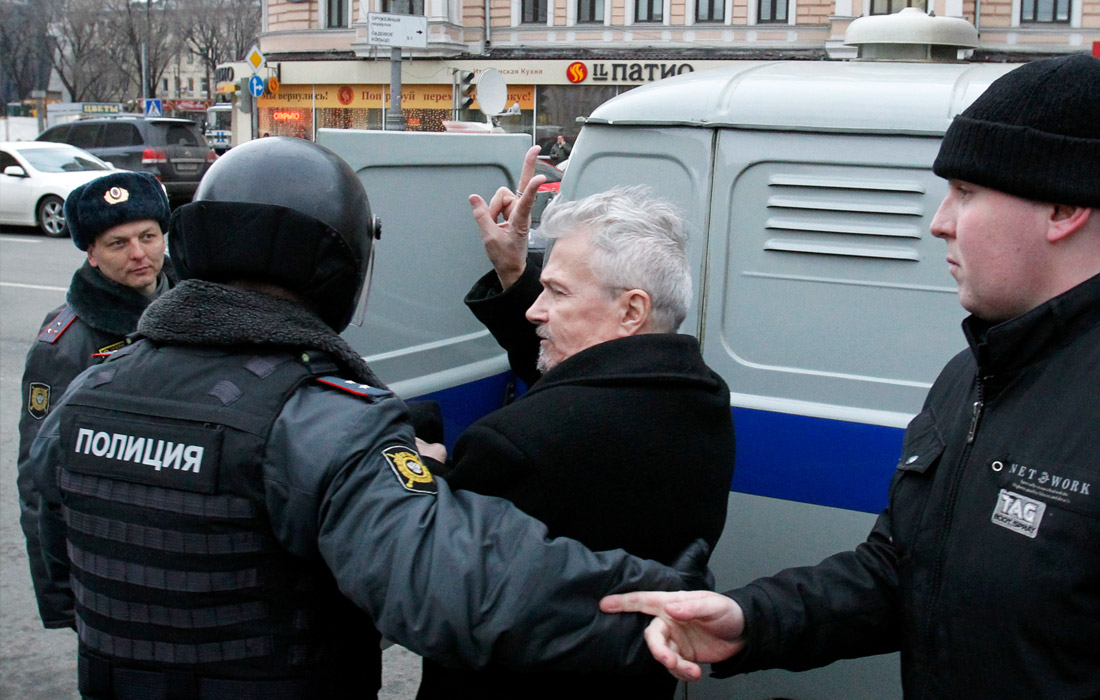 Эдуард Лимонов во время задержания на несанкционированной акции протеста в Москве. 31 марта 2012 года.