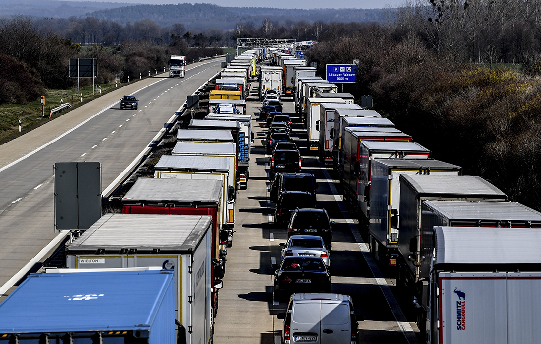 Многокилометровые пробки образовались на границе Германии и Польши из-за усиления контроля за распространением коронавируса COVID-19