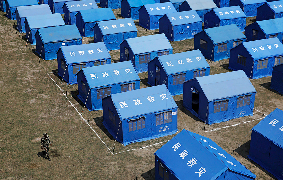 В штаб-квартире непальской армии в Катманду поставили временные карантинные палатки