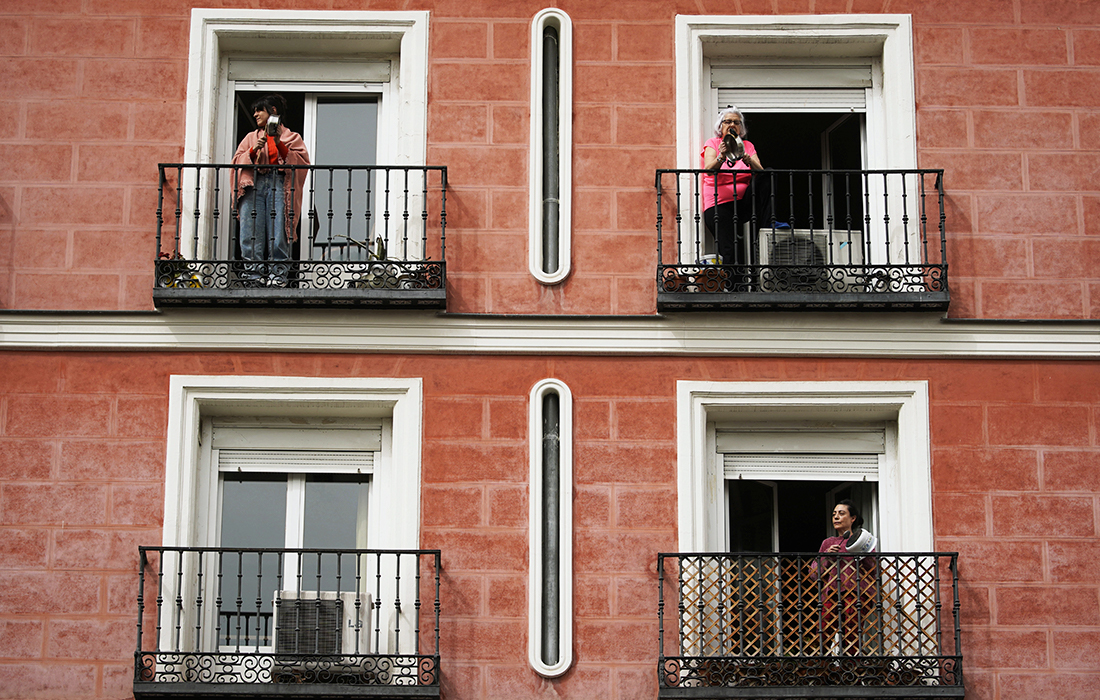 Испанцы устроили демонстрации на балконах требуя от бывшего короля Хуана Карлоса пожертвовать 100 миллионов долларов, которые он якобы получил от покойного короля Саудовской Аравии, испанской системе здравоохранения