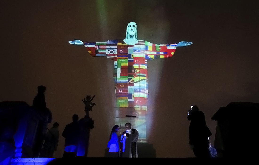 19 марта. Статую Христа-Искупителя в Рио в знак поддержки осветили флагами стран, пораженных коронавирусом. По последним данным, в Бразилии зарегистрирован 291 случай заболевания вирусом.