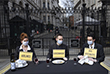 Протестующие из "Pause the System" вышли на демонстрацию возле Даунинг-стрит в Лондоне призывая правительство к более активным действиям, так как число смертей от коронавируса в Великобритании в пятницу достигло 168