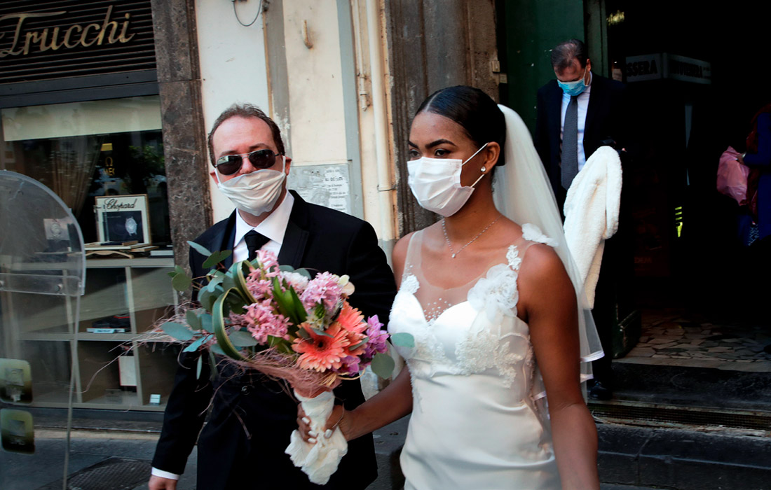 Пара из Италии не стала отказываться от свадебной церемонии из-за распространения коронавируса. На празднике присутствовали только молодожены и свидетели, поскольку публичные мероприятия в стране запрещены. Италия является одной из наиболее эпидемиологически неблагополучных стран. В стране зафиксировано более 31 тыс. инфицированных коронавирусом.