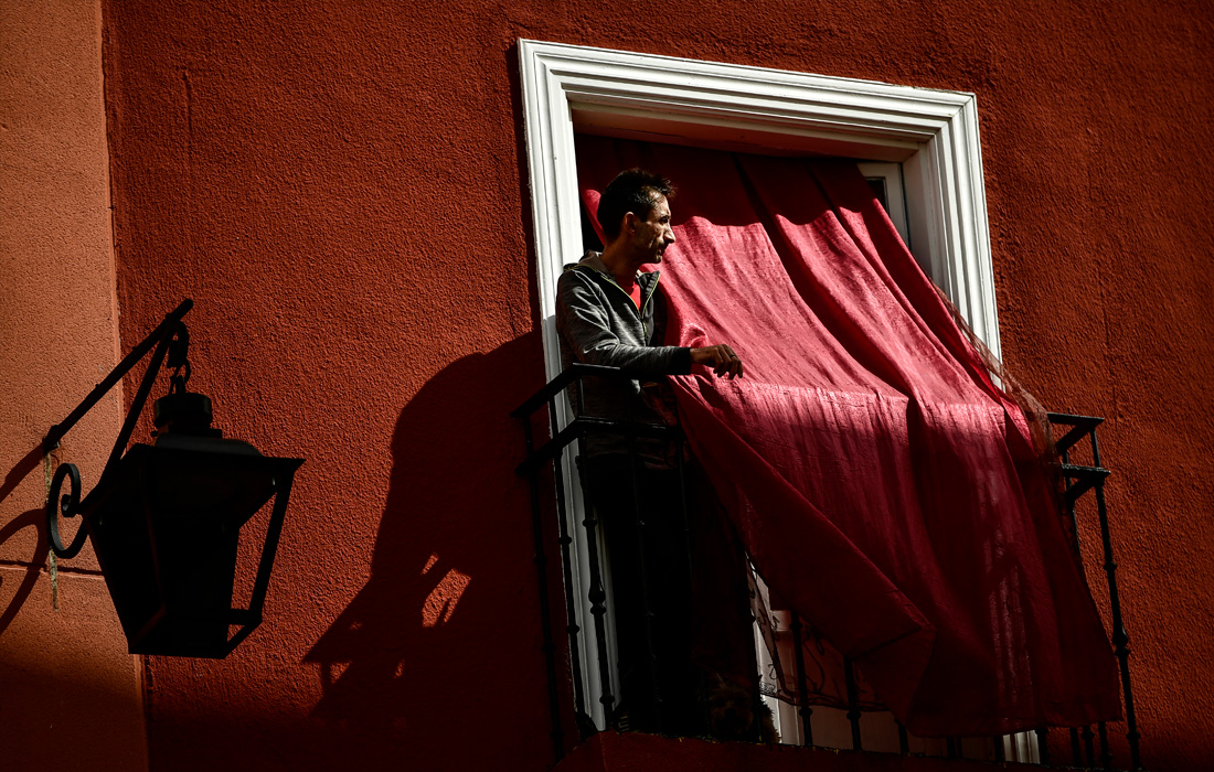 Житель города Витория на севере Испании время карантина