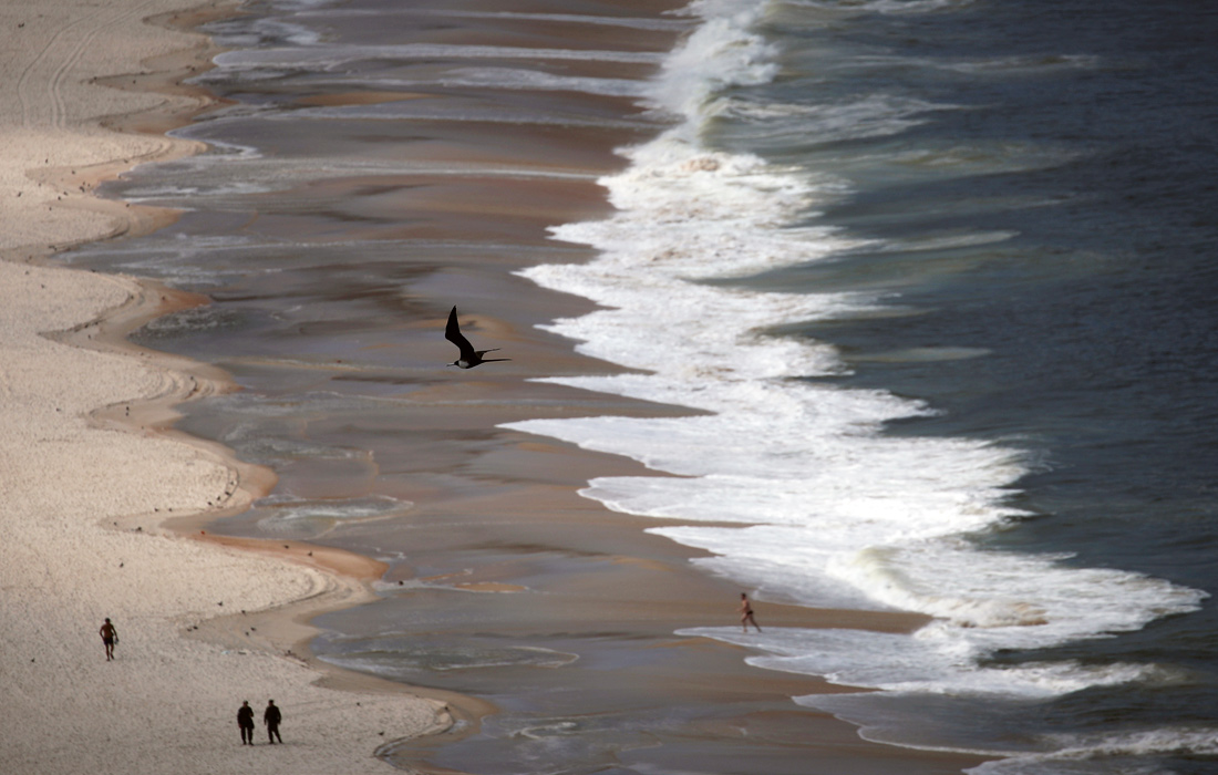В Рио-де-Жанейро опустел знаменитый пляж Копакабана