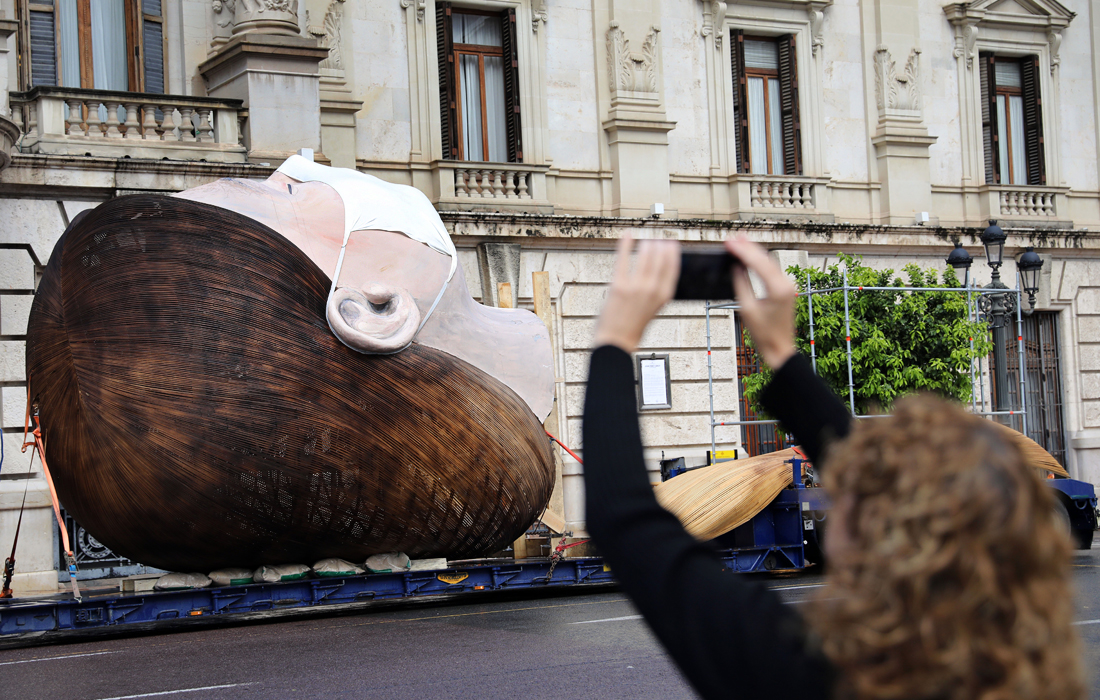 В Испании из-за коронавируса отменен фестиваль Лас-Фальяс в Валенсии. Традиционные праздничные фигуры демонтировали и убирают на хранение, пока не будет определена новая дата проведения фестиваля.