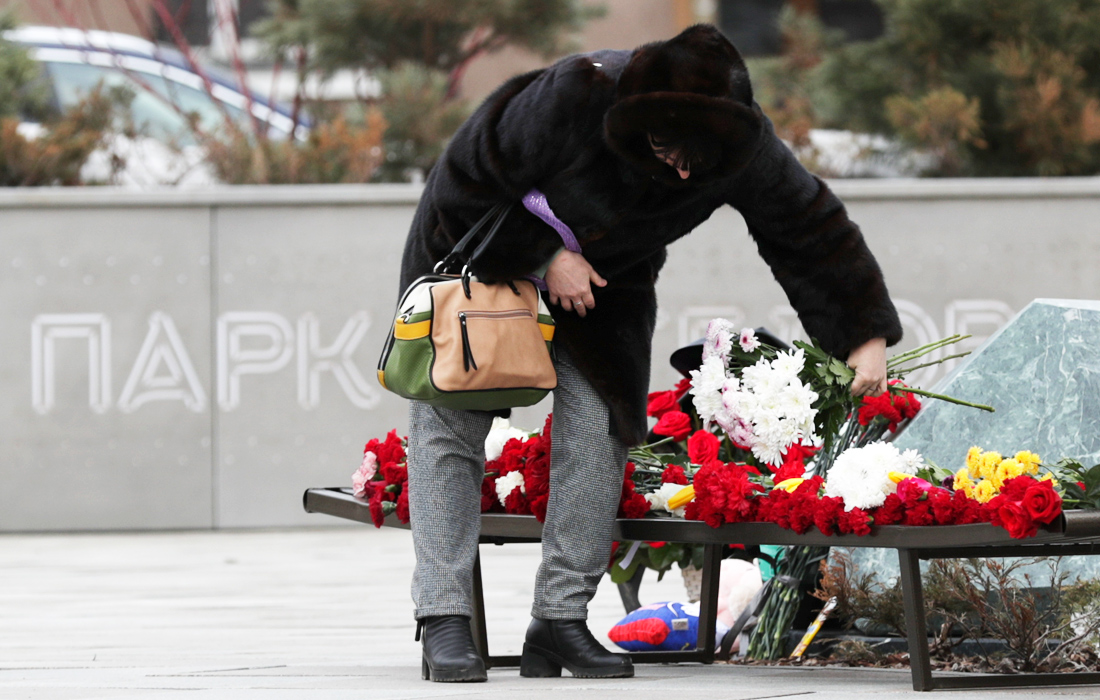Жители Кемерово несут цветы и игрушки к памятному камню в мемориальном сквере на месте сгоревшего торгового центра "Зимняя вишня". 25 марта 2018 года в результате пожара в ТЦ погибли 60 человек, в том числе 37 детей.