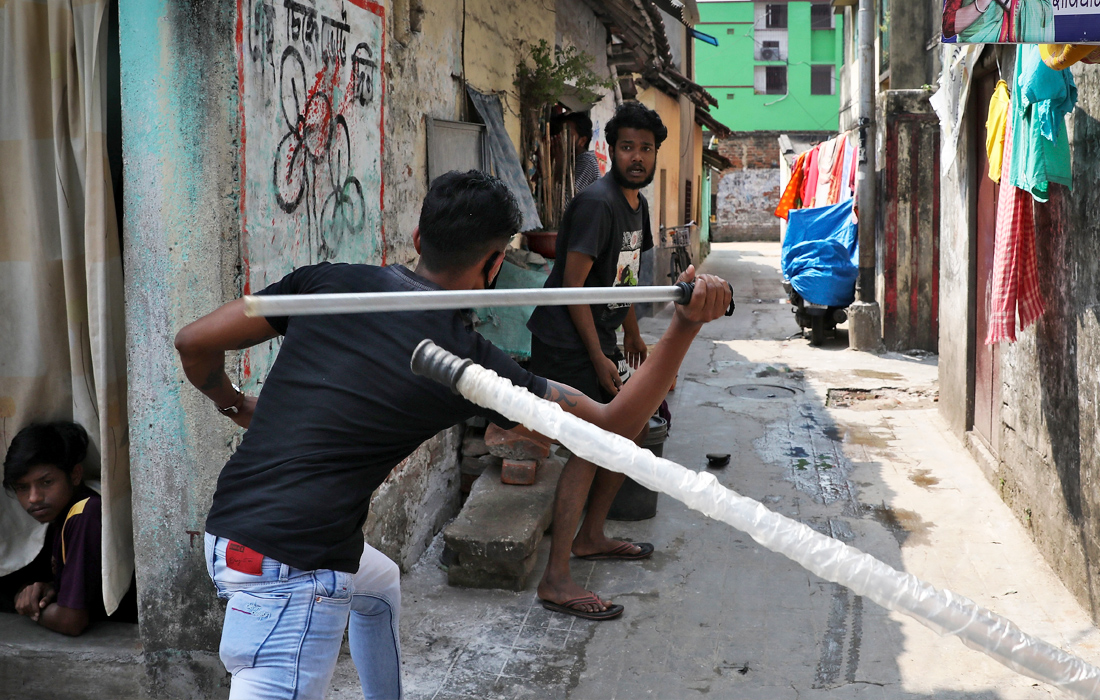 Индия ввела всеобщий карантин на 21 день из-за распространения коронавирусной инфекции, гражданам запретили покидать дома без необходимости. Нарушителей карантина прогоняют с улиц при помощи палок.