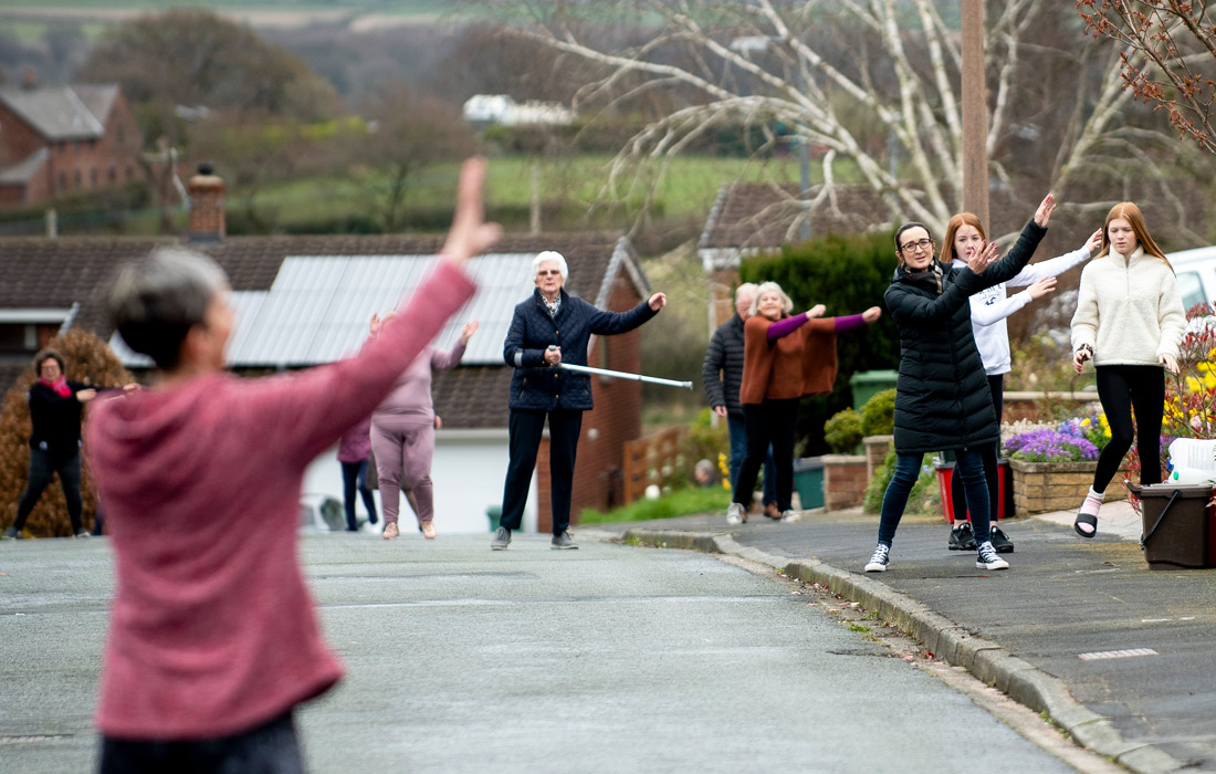 Жители британского города Фродшем устраивают уличные тренировки во время карантина