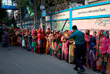 Жители Дакки выстроились в очередь за гуманитарной помощью во время вспышки коронавируса в Бангладеш