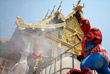 1 апреля. В пригороде Бангкока сотрудники коммунальных служб в костюмах супергероев проводят дезинфекцию храмов.