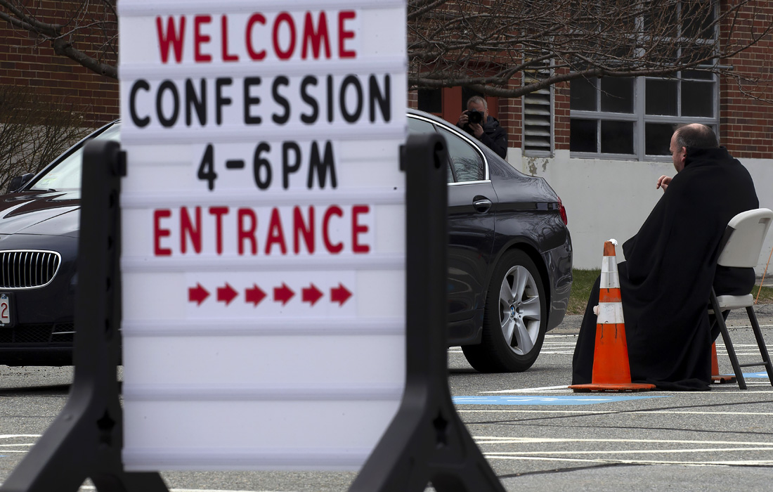 В американском штате Массачусетс церковь Св. Марии в Челмсфорде начала принимать исповеди прихожан на парковке из-за пандемии