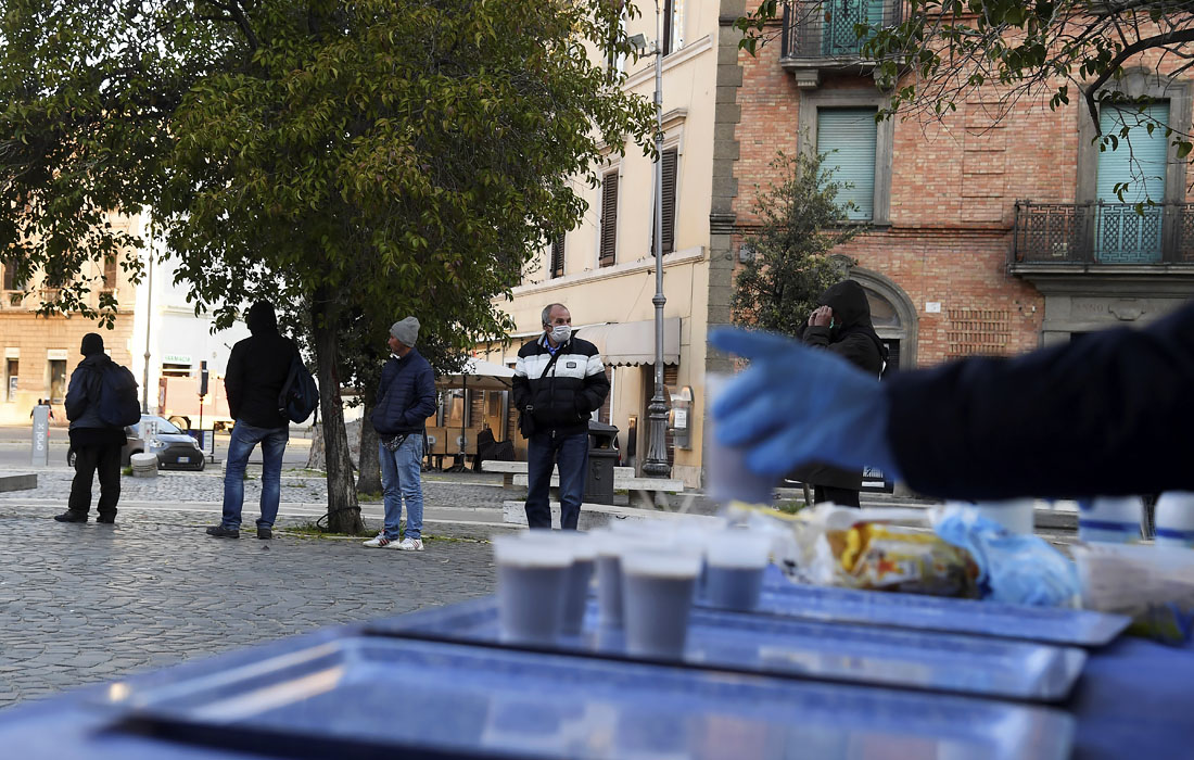 В Риме добровольцы начали раздачу завтраков бедным и бездомным в условиях всеобщей изоляции на фоне распространения коронавируса