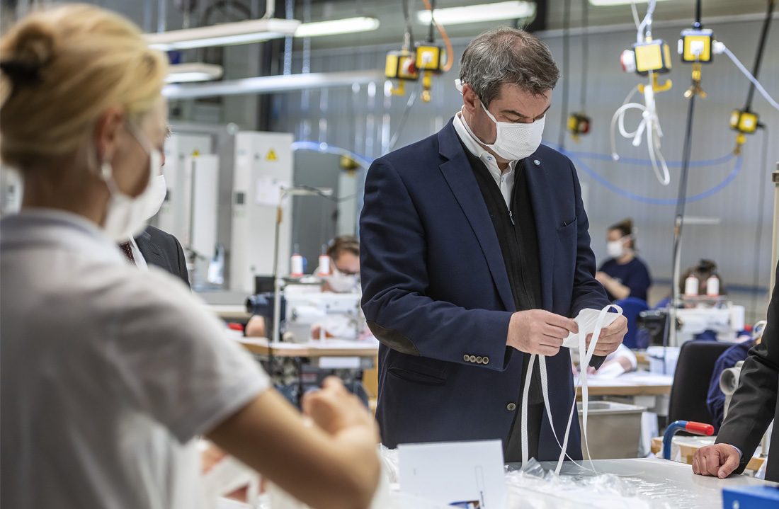 Премьер-министр Баварии Маркус Сёдер проверил работу производственного цеха поставщика автомобилей Zettl. В связи с пандемией компания переключилась на производство защитных масок.