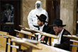 В Израиле вопреки правительственным мерам верующие продолжают собираться большими группами и совершать обряды. Накануне в 19 синагогах заразились коронавирусом 59 израильтян.