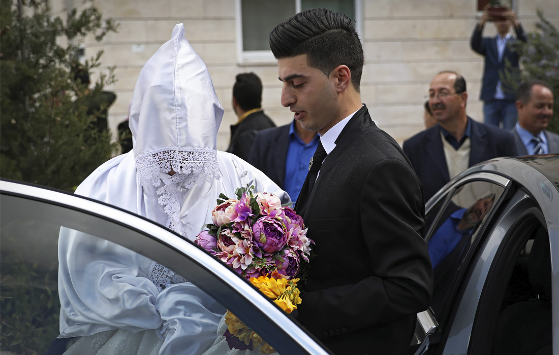 2 апреля. В Палестинском Хевроне молодожены сыграли свадьбу без гостей, но в окружении службы безопасности. Ограничения администрации страны  запрещают проведение собраний для предотвращения распространения коронавируса.
