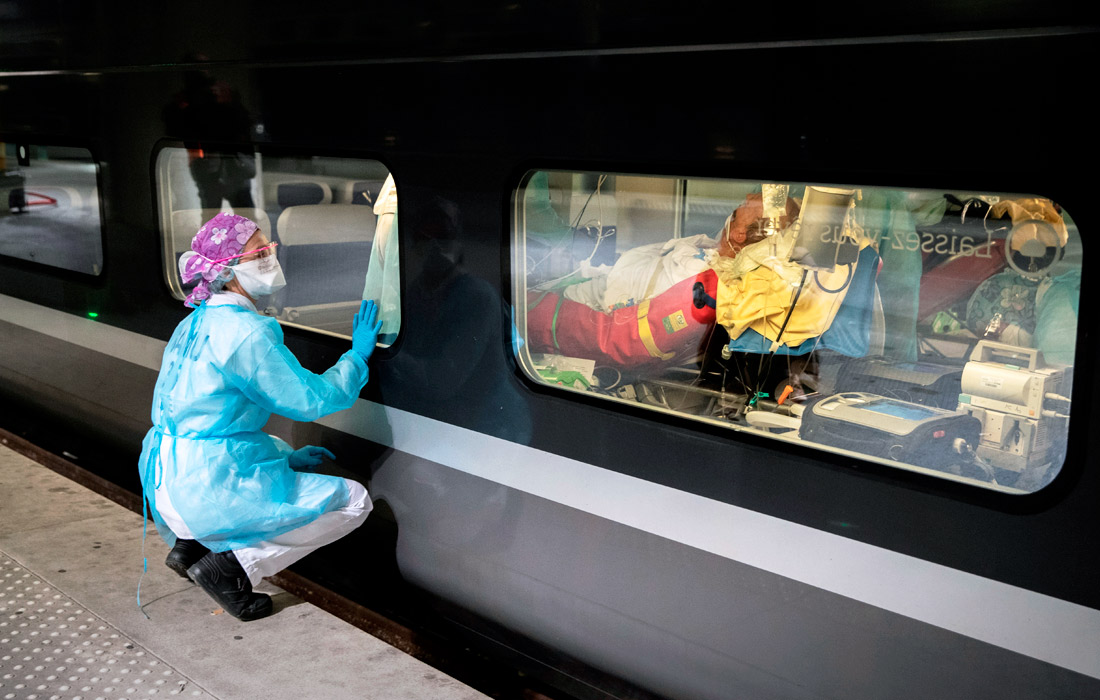 2 апреля. Франция использует высокоскоростные поезда для перемещения пациентов с COVID-19 из регионов, наиболее пострадавших от коронавируса. В стране зафиксировано 52 836 случаев заболевания. На фото: эвакуация пациентов из больниц Парижа в Бретань.