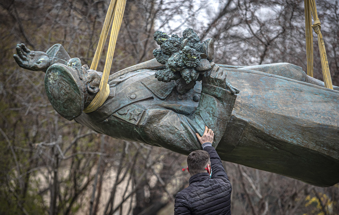 В округе Прага-6 демонтировали памятник советскому маршалу Ивану Коневу. В дальнейшем его переместят в музей.
