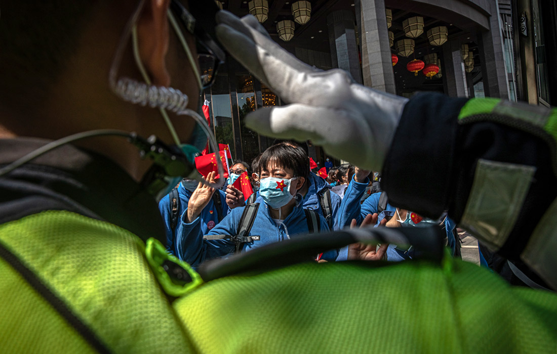 6 апреля. Медицинские работники, командированные в Ухань из других регионов КНР, возвращаются домой в связи с улучшением эпидемической ситуации