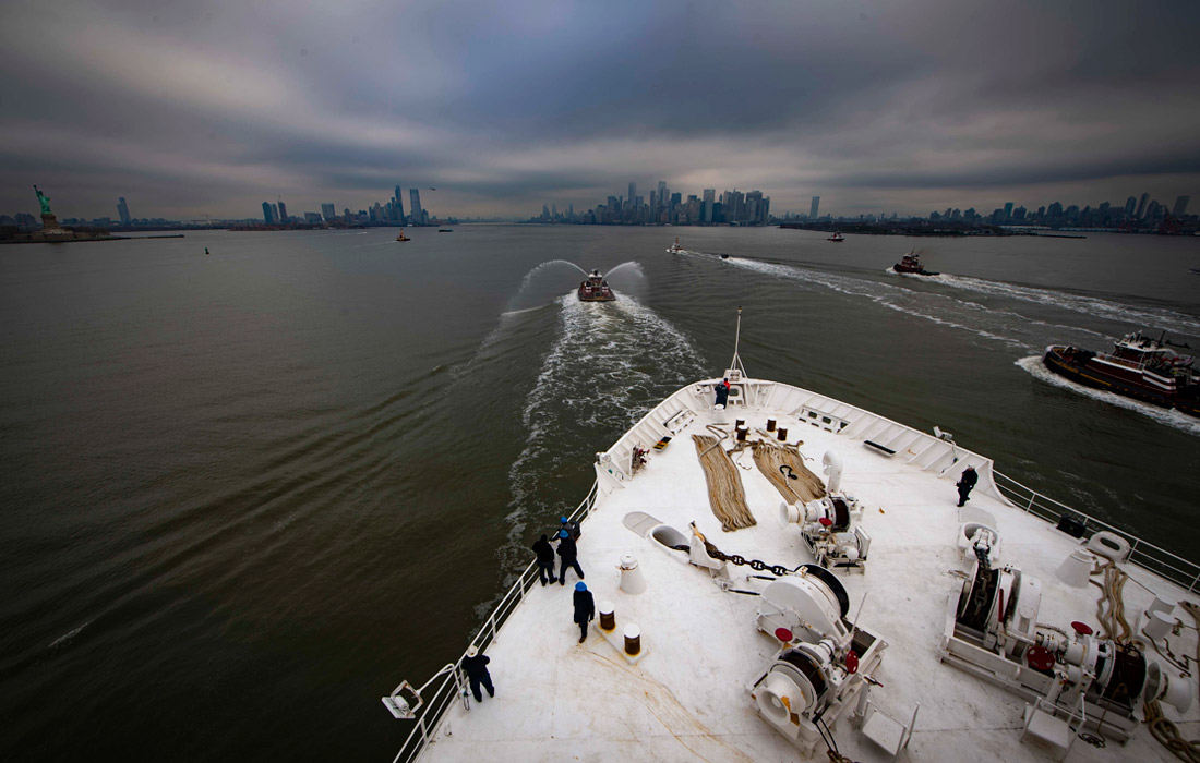 В Нью-Йорк прибыл плавучий госпиталь ВМС США, чтобы разгрузить больницы мегаполиса, не справляющиеся с потоком пациентов