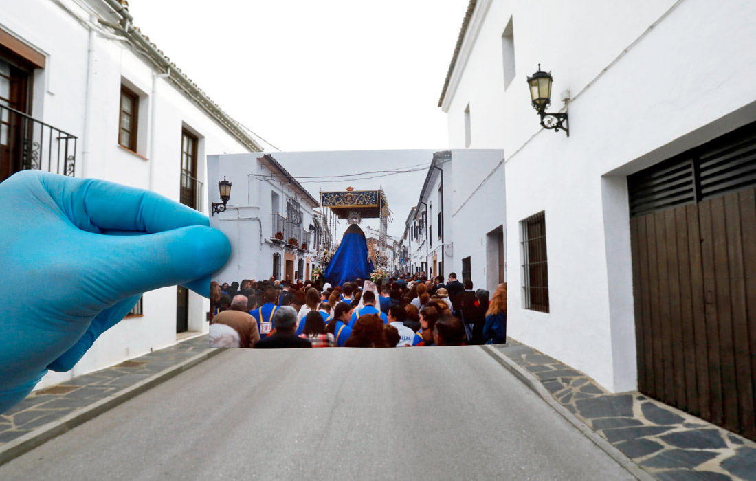 Фотография религиозного шествия в Ронде, сделанная год назад. В Испании запретили проводить массовые мероприятия из-за коронавируса.