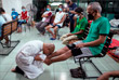 Католический священник проводит омовение ног прихожанам в Великий четверг в Маниле, Филиппины