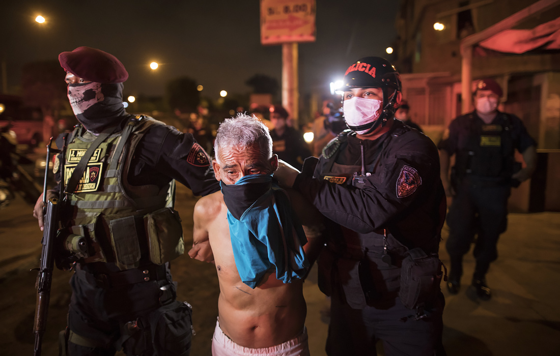 В Лиме (Перу) полицейские задержали мужчину за нарушение комендантского часа, объявленного правительством в связи с коронавирусом