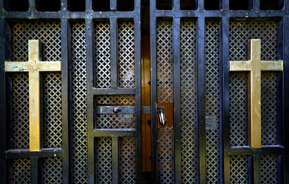 Церковь Святого Михаила, закрытая на время карантина, в деревне Стоуни-Стэнтон, Великобритания