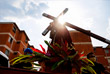 Верующие несут распятие в Каракасе, Венесуэла