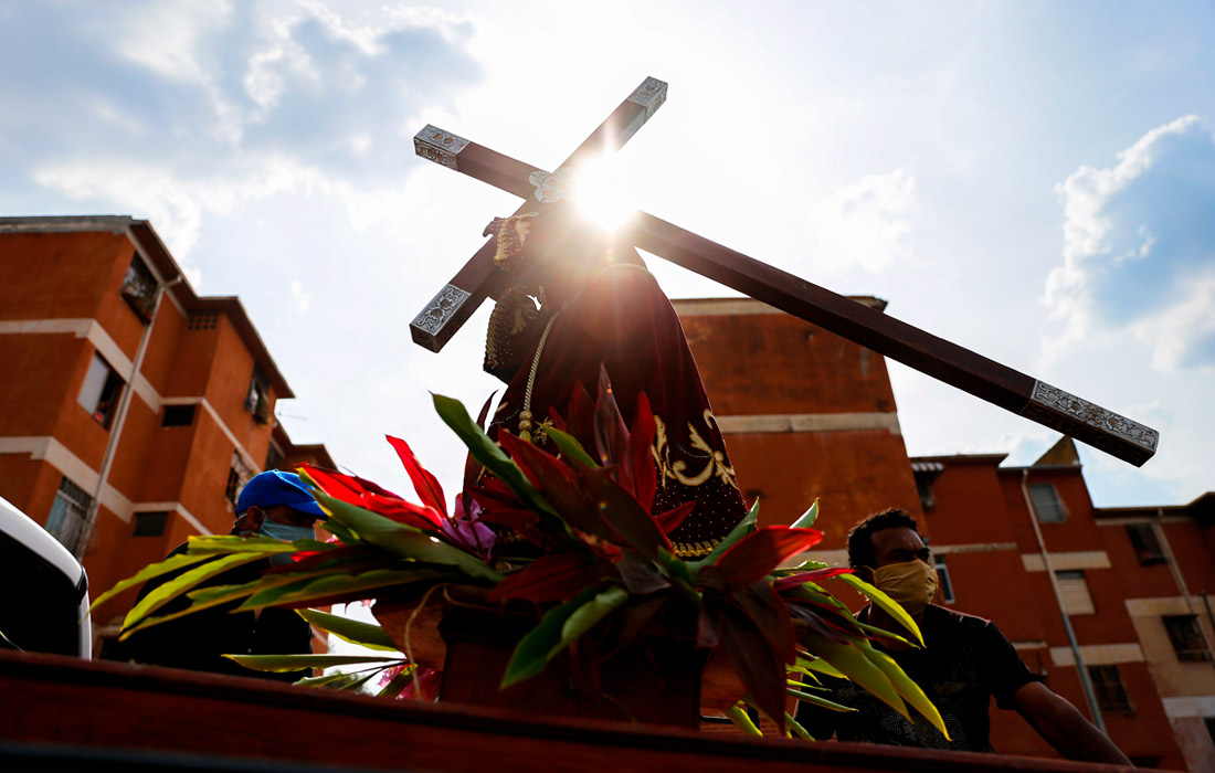 Верующие несут распятие в Каракасе, Венесуэла