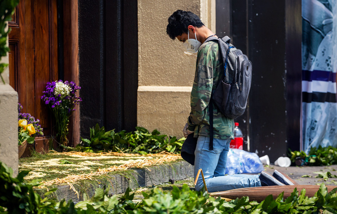 Верующий перед закрытой церковью Канделария в Гватемале