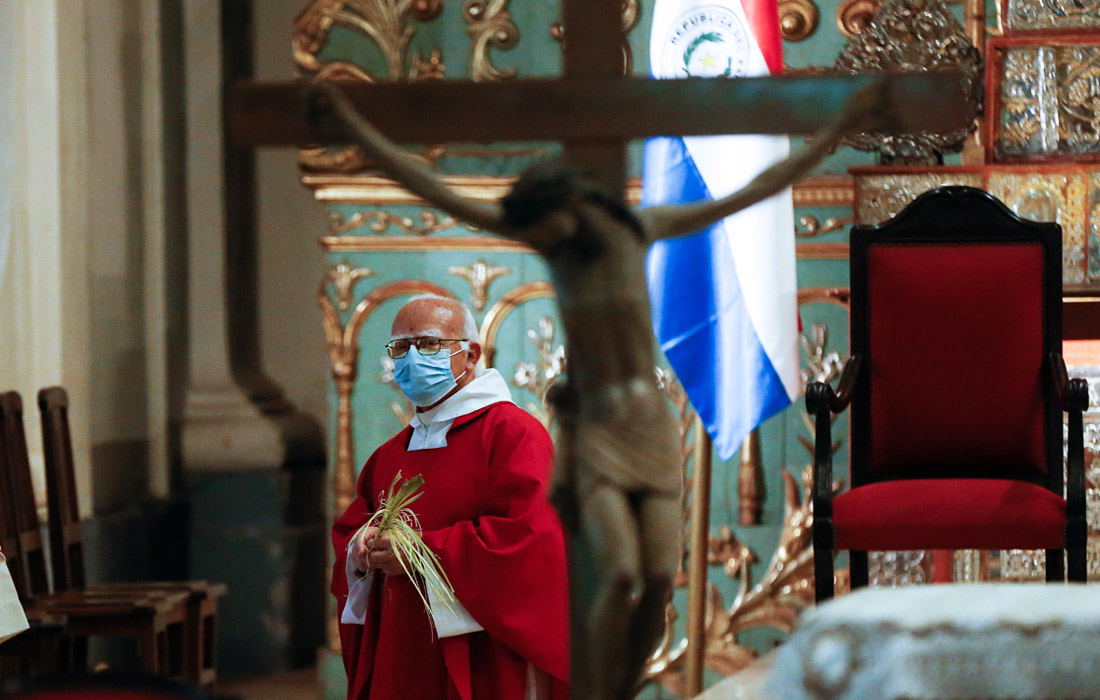 Священник в маске во время мессы в Асунсьоне, Парагвай